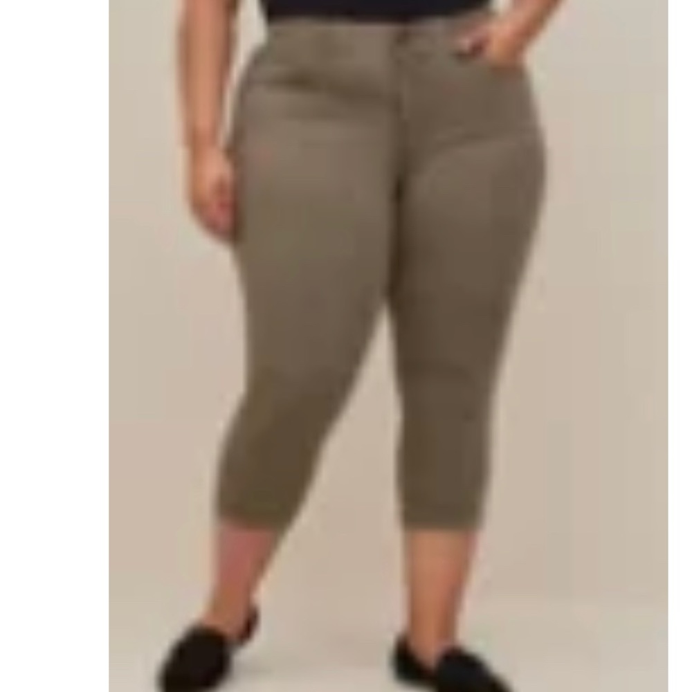 Size 28 torrid bombshell capris olive